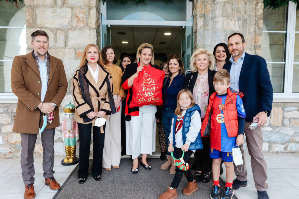 Οι Little Santa μοίρασαν δώρα στα παιδιά των Νοσοκομείων Παίδων